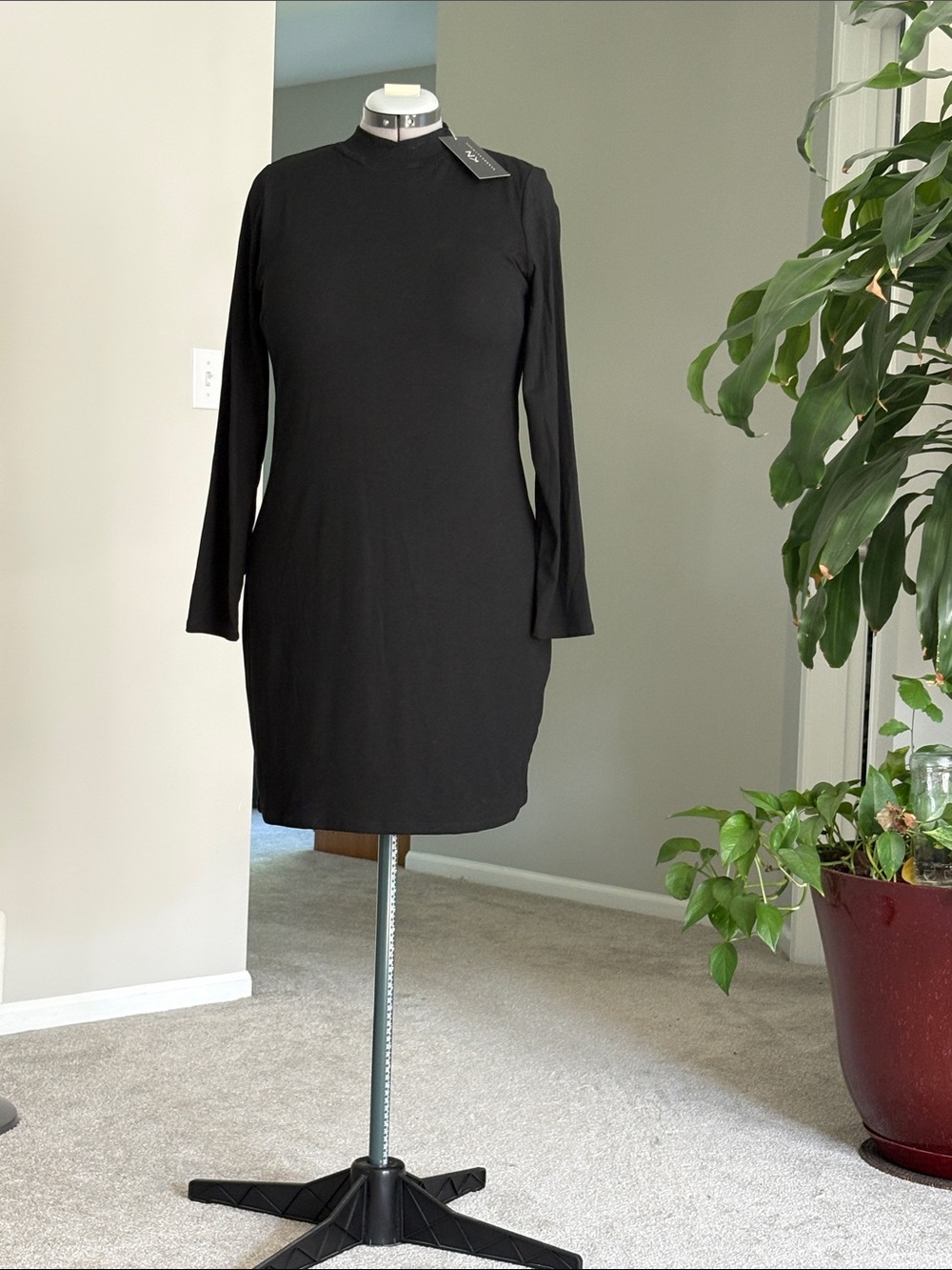 Klassy Network Black Long-Sleeve Shift Dress